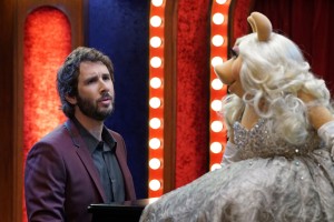 THE MUPPETS - "Hostile Makeover" - In an attempt to make Miss Piggy happy, Kermit sets her up with Josh Groban who fills her head with ideas on how to make Up Late with Miss Piggy better. Meanwhile, Fozzie is invited to a party at Jay Leno's house and everyone is annoyed that Bobo is selling cookies for his daughter's troop, on "The Muppets" TUESDAY SEPTEMBER 29 (8:00-8:30 p.m., ET) on the ABC Television Network. (ABC/Eric McCandless) JOSH GROBAN, MISS PIGGY