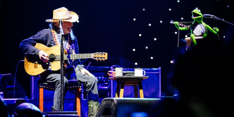 Kermit the Frog and Willie Nelson Find the “Rainbow Connection”